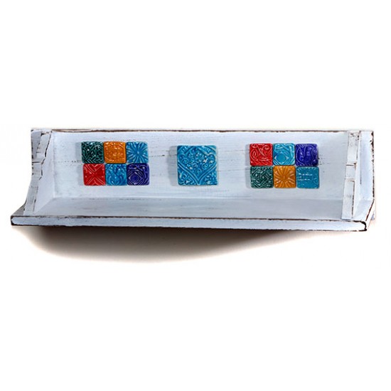 طاقچه چوبی روی دیوار طاقچه چوبی روی دیوار