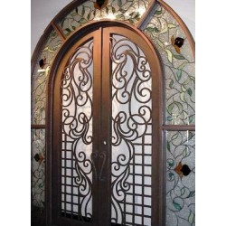 در فرفورژه حیاط مانیوک در فرفورژه حیاط مانیوک