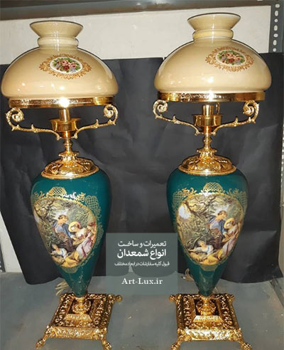 سلطنتی آباژور ایستاده کنار مبلی