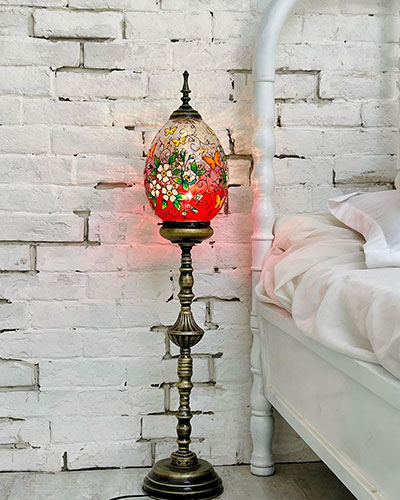 چراغ کنار سالنی سنتی
