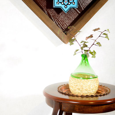 میز کنار سالنی با ظروف مسی