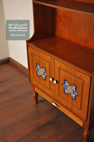 عکس کتابخانه ایستاده