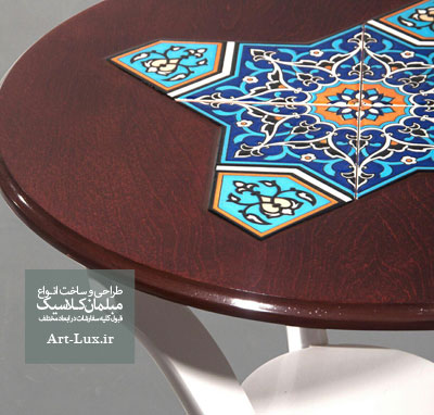 میز کنار سالنی چوبی
